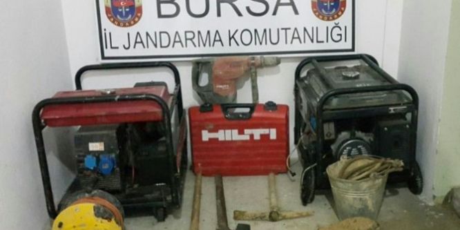 Define ararken enselendiler