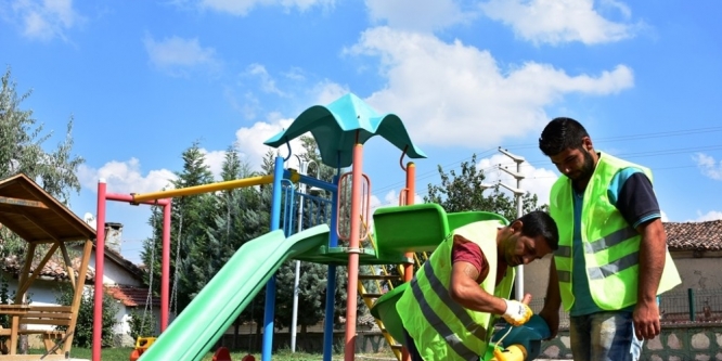 İnönü Belediyesi ekiplerinin parklarda bakım ve onarım çalışmaları devam etti