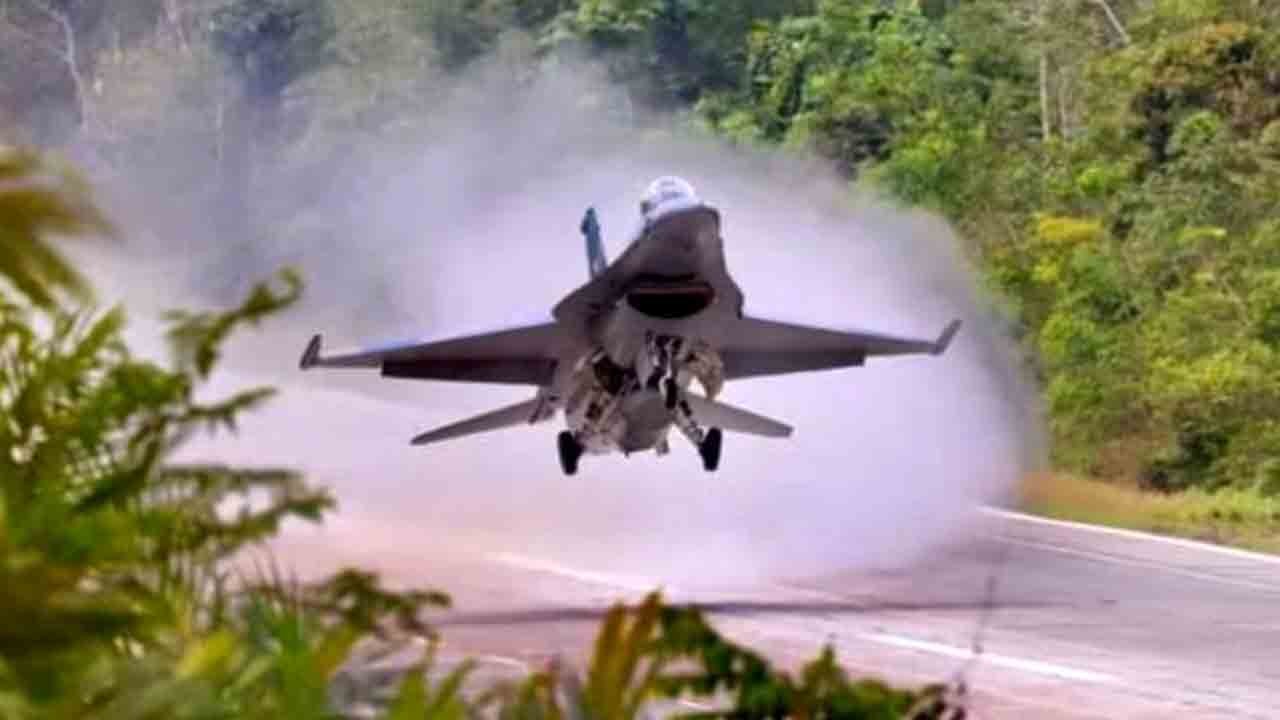 Adalar uçak gemisine, otoyollar piste dönüşüyor