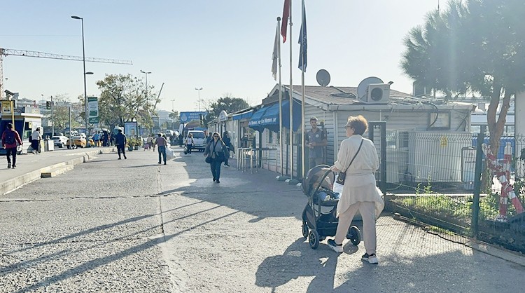 Adalara yolculuk kâbusa dönüyordu: Yolcu teknesinin dümeni kilitlendi