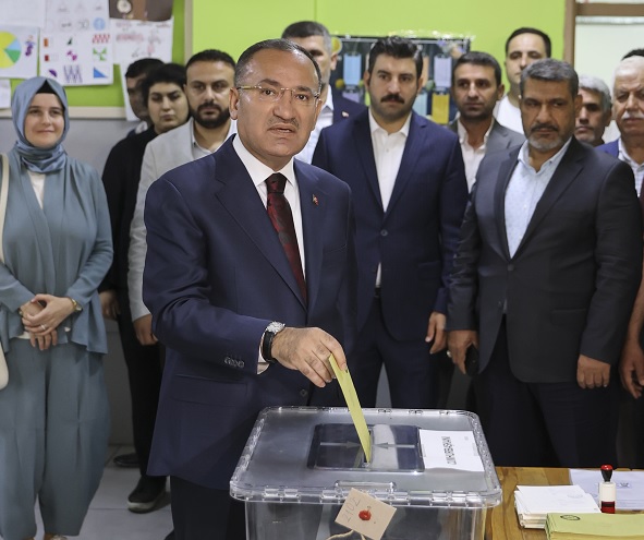 Adalet Bakanı Bozdağ, oyunu kullandı