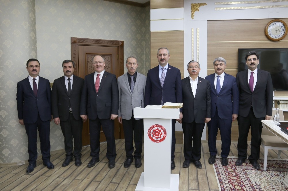 Adalet Bakanı Gül, üniversite öğrencileriyle bir araya geldi