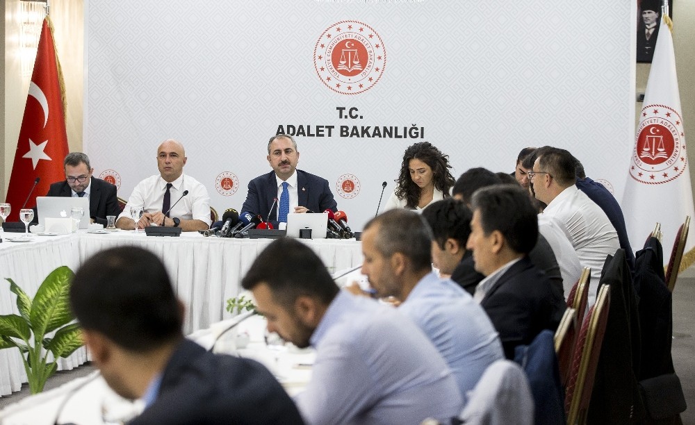 Adalet Bakanı Gül yargı muhabirleriyle kahvaltıda bir araya geldi 