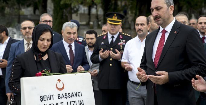 Adalet Bakanı Gül'den şehit arkadaşına vefa