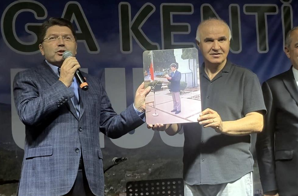 Adalet Bakanı Yılmaz Tunç'a duygulandıran hediye