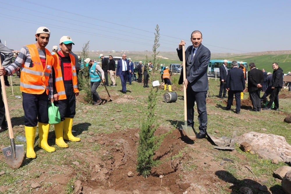 Adalet ormanında fidanlar toprakla buluştu 