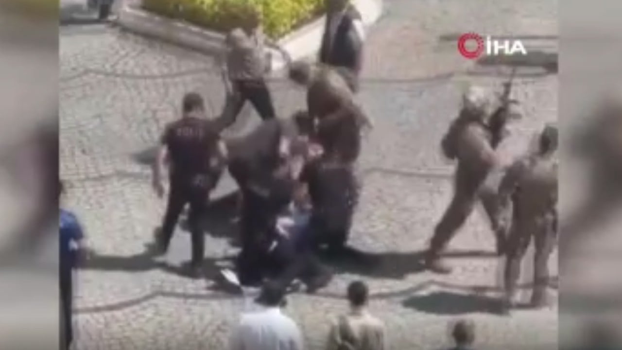 Adaleti adliyede bırakıp kapı önünde birbirlerine girdiler