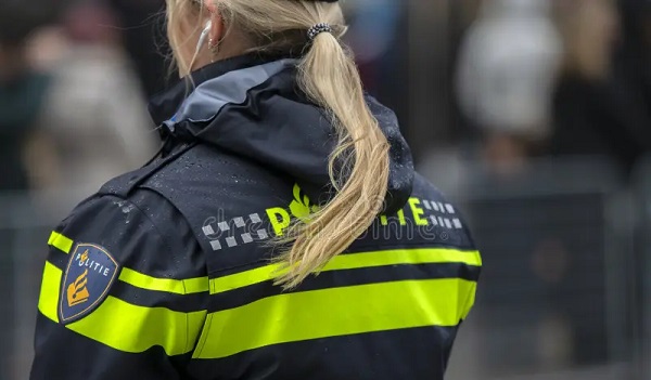 Adaletin batsın Hollanda! Uyuşturucu ve sapkınlık serbest başörtüsü yasak