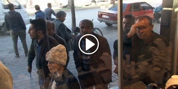 Adamın ölümünü izlemek için birbirleriyle yarıştılar