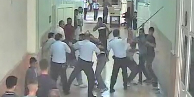 Adliye koridoru savaş alanına döndü - VİDEO