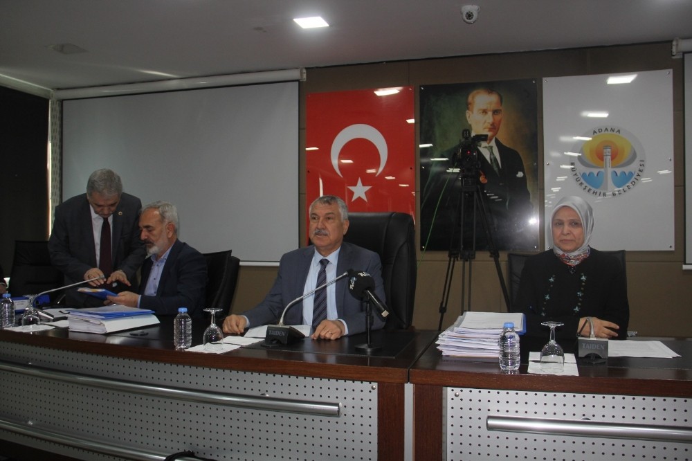 Adana Büyükşehir Belediye Meclisinde gergin anlar 