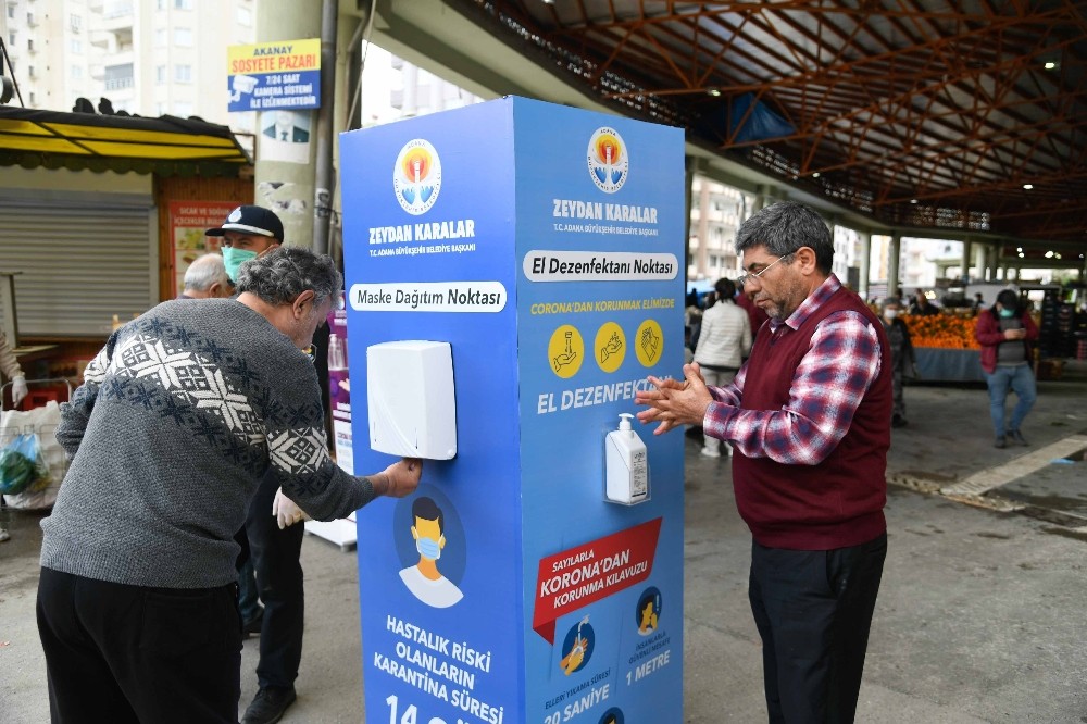 Adana Büyükşehir Belediyesi’nden semt pazarı girişlerine maske kabini 