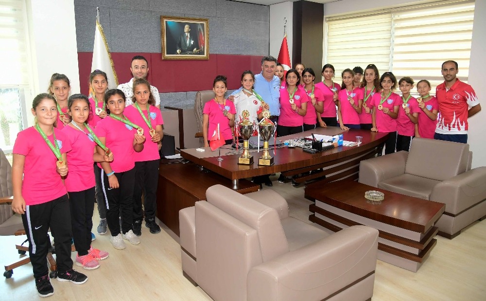 Adana Çim Hokeyi Spor Kulübü’ne Büyükşehir’den ulaşım desteği 