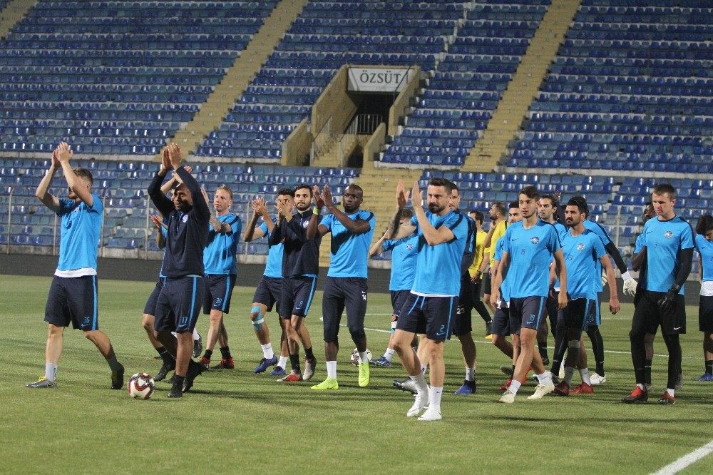 Adana Demirspor, play-off yarı final maçının antrenmanlarını tamamladı 