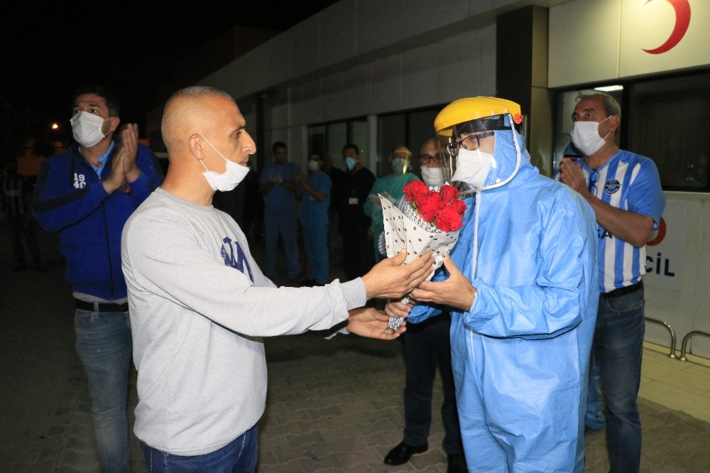 Adana Demirspor taraftarları sağlık çalışanlarına destek verdi 
