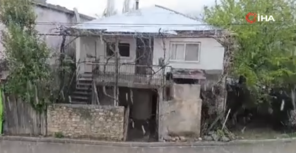 Adana Feke’de sağanak sonrası tehlike! Kayalar yolu kapattı