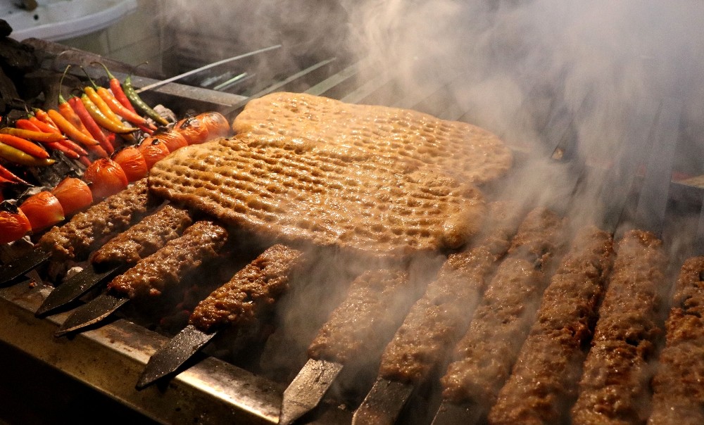 Adana Kebap ilk siyez pidesiyle servis edildi 
