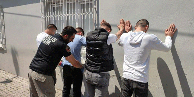 Adana merkezli gündüz düzenlenen uyuşturucu operasyonunda yakalanan 5 zanlı tutuklandı