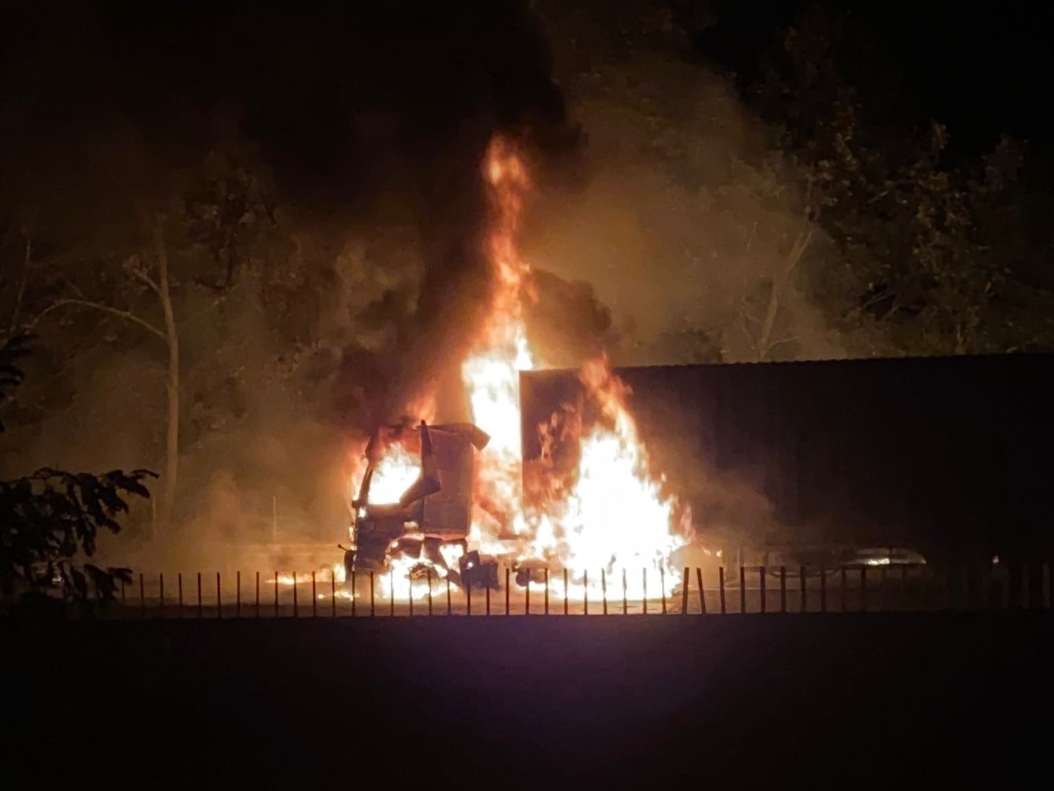 Adana Otoyolunda Yangın Paniği! Tır Alev Aldı, Trafik kapandı