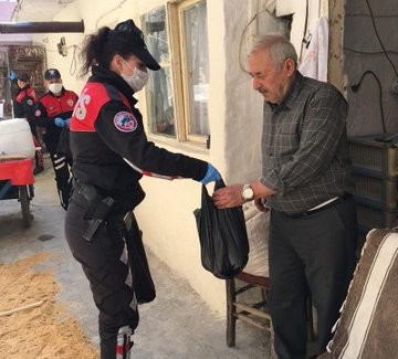 Adana polisi hem uyarıyor hem yardım ediyor 