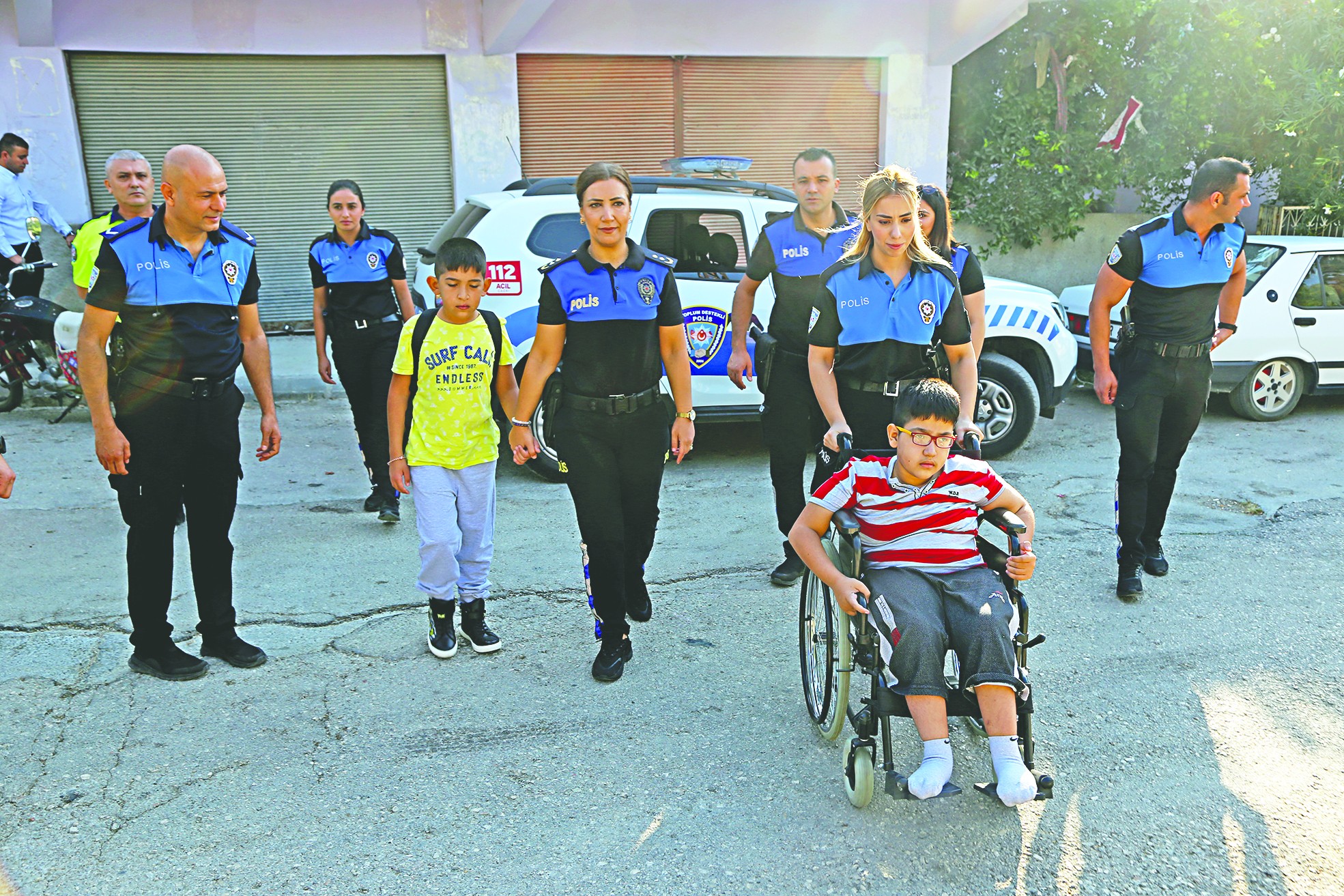 Adana polisi iki kardeşe sahip çıktı