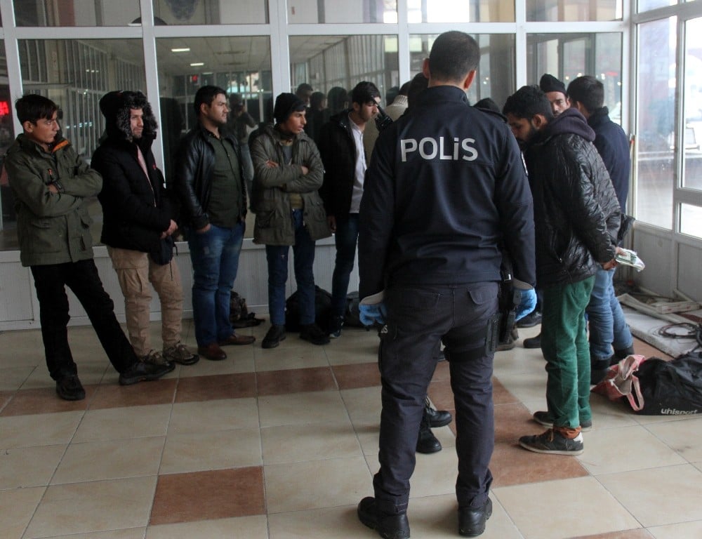 Adana’da 12 kaçak göçmen yakalandı 