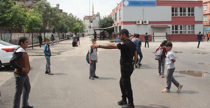 Adana'da 14 yaşındaki öğrenci, okuldan kaçmasına izin vermeyen müdür yardımcısını bıçakladı