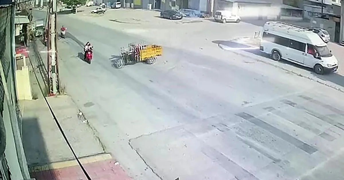 Adana'da 2 çocuğunu okula götüren anneye 16 yaşındaki ehliyetsiz sürücü çarptı
