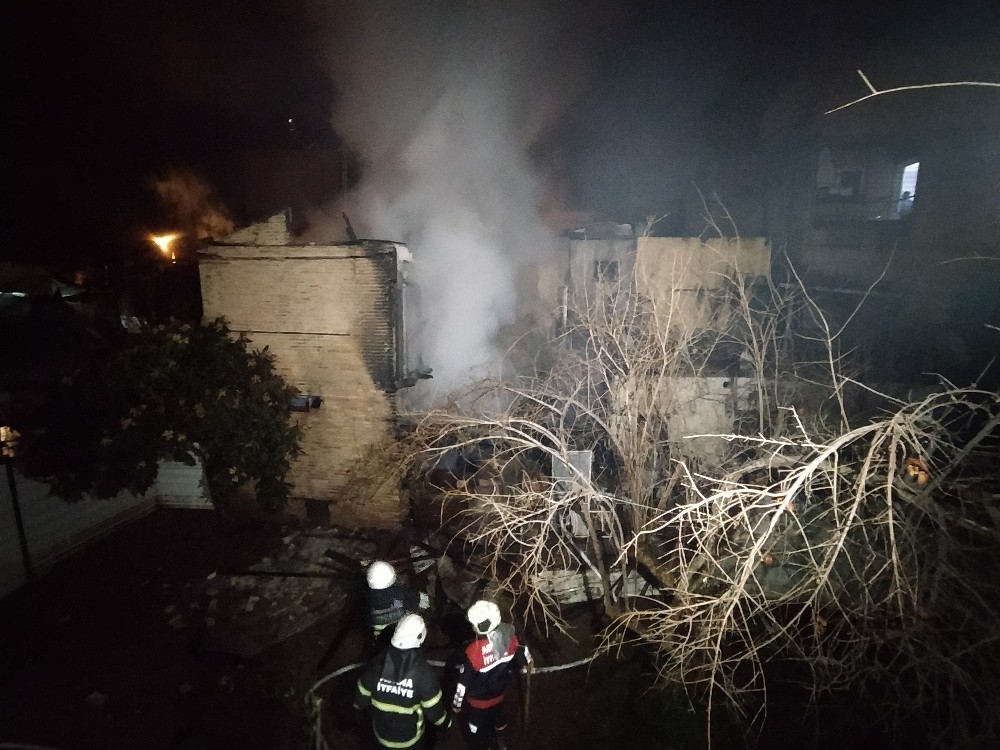 Adana’da 2 katlı ahşap ev yangında kül oldu 
