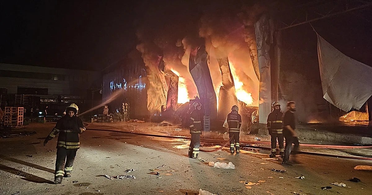 Adana'da 22 iş yerinin zarar gördüğü hal yangınındaki hasar dronla da görüntülendi