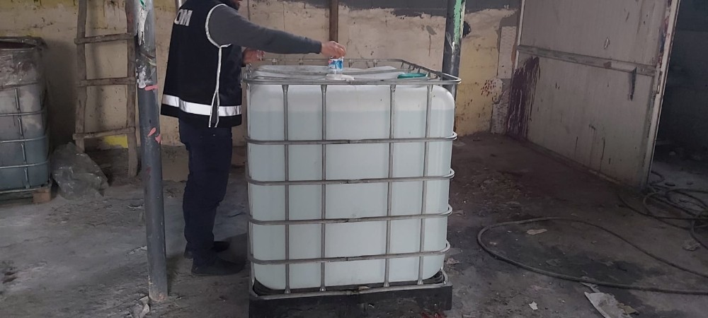 Adana’da 3 bin litre kaçak etil alkol ele geçirildi 