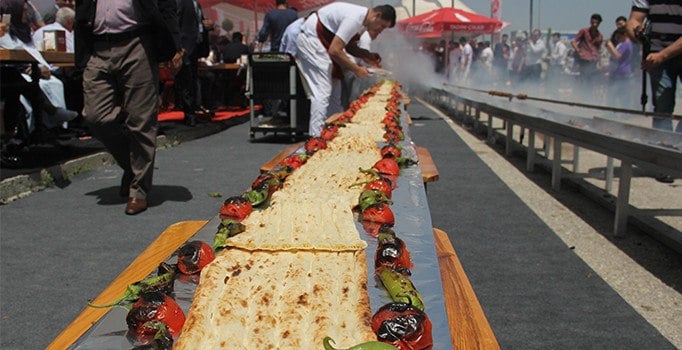 Adana'da 30 metrelik kebap izdihamı