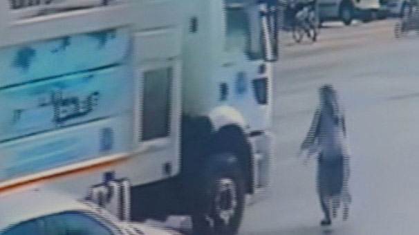 Adana'da 82 yaşındaki kadın çöp kamyonunun altında kaldı