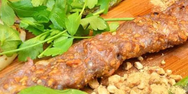 Adana'da acılı tost yeme yarışması: Beşinci tostunu yerken bayıldı