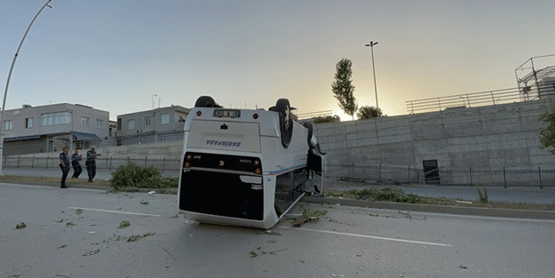 Adana'da alt geçide düşen dolmuşun sürücüsü ağır yaralandı