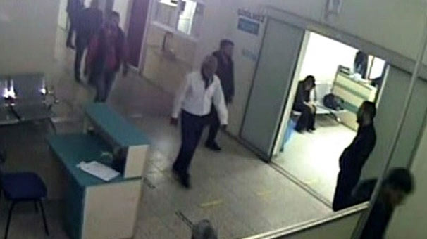 Adana'da ambulansla getirildiği hastanede hırsızlık yaptı