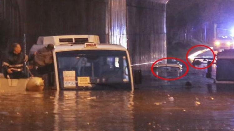 Adana'da araçlar suya gömüldü