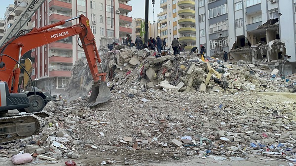 Adana'da arama kurtarma çalışmaları sürüyor! Depremin ardından adana bu hale geldi