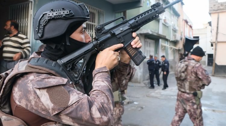 Adana'da aranan şahıslara özel harekatlı baskın