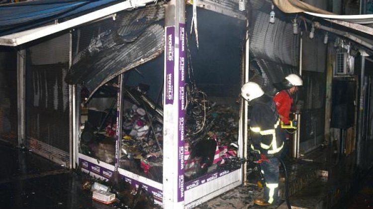 Adana'da ayakkabı mağazasında yangın çıktı