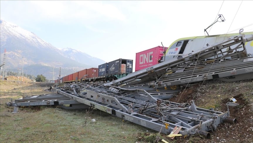 Adana'da aynı istikametteki iki yük treni çarpıştı