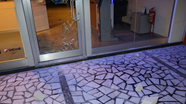 O ilimizde ‘Banka benim’ diyerek bankanın camı kırıp içeri girip oturdu
