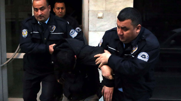 Adana'da bankanın arşivine girdi! Alarm çaldı
