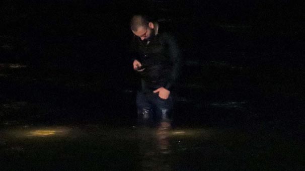 Adana'da baraj gölüne düşen cipi kaybolmasın diye üzerinde bekledi