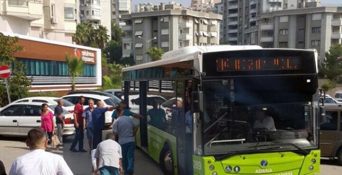 Adana'da belediye otobüsü şoförü, bayılan yolcuyu hastaneye yetiştirdi