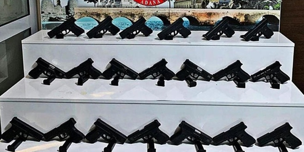 Adana'da bir araçta 20 ruhsatsız tabanca ele geçirildi