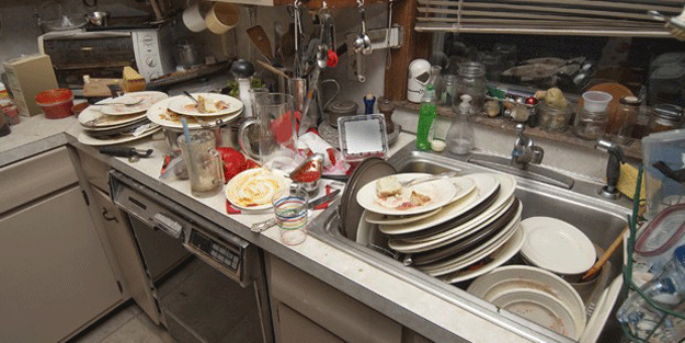 Adana’da bir garip olay! ‘Bulaşıkları elinde yıkayacaksın’ diyerek…