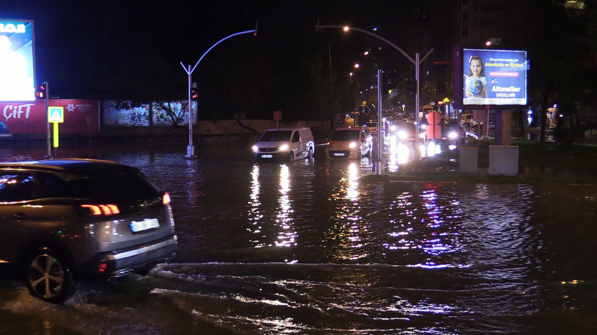 Adana'da cadde ve sokaklar suyla doldu