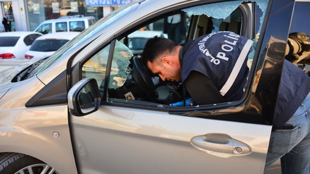 Adana'da camını kırdıkları otomobilden 35 bin euro çaldılar