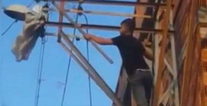 Adana'da canını hiçe sayıp elektrik direğine takılan güvercini böyle kurtardı